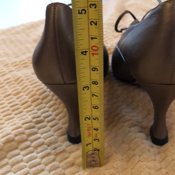 🤎Delman Bronzy gray structured pumps with sculpted heels, butterfly detail/tie - Picture 6 of 9